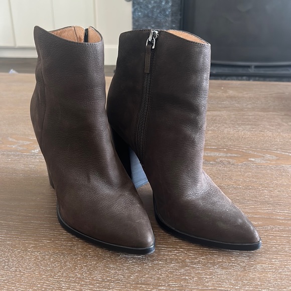 Brown boots - Picture 1 of 3